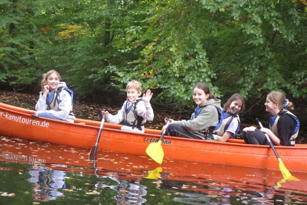 Teilnehmer beim Kanu fahren im Sport- und Action Daycamp