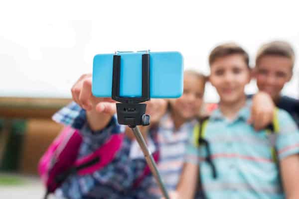 Teilnehmende machen ein Selfie im Multimedia Daycamp