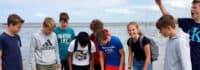 Eine Gruppe bei Spielen am Strand