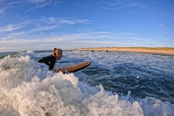 Wellenreiten im Wassersport und Action Daycamp Sylt