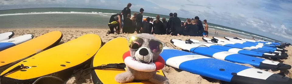 Surfbretter liegen am Strand