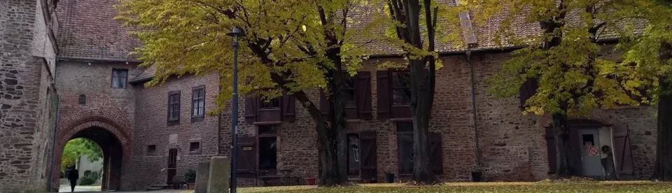 Blick auf Schlossmauern