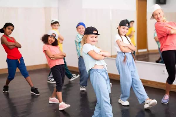 Kinder tanzen im Camp