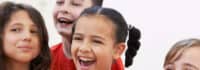 Kinder lachen im Daycamp