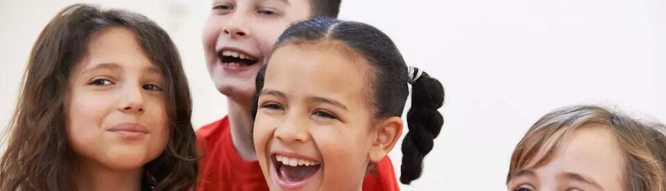 Kinder lachen im Daycamp