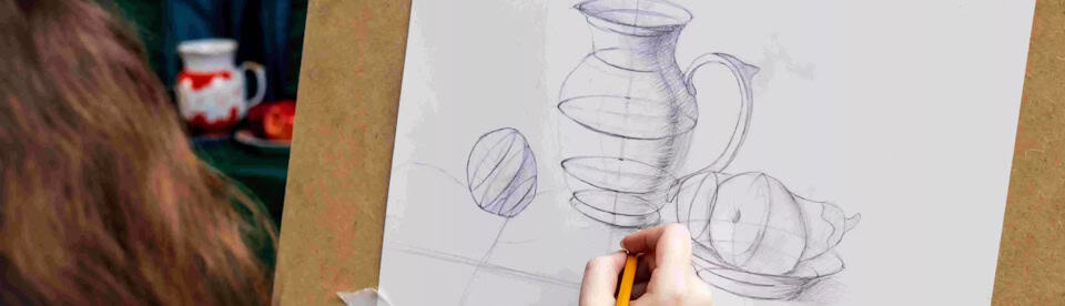 Mädchen zeichnet im Kunst Camp