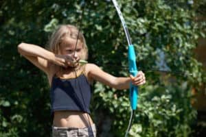 Mädchen mit Bogen im Sport, Action- und Englischcamp in Mölln