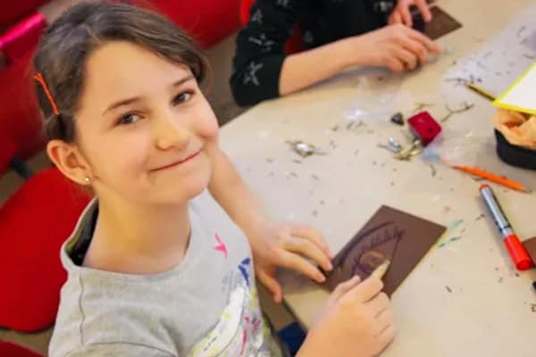 Mädchen am basteln im Kunstcamp mit Englisch