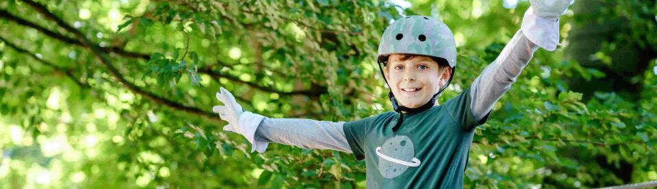 Junge im Hochseilgarten