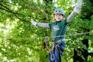Junge im Hochseilgarten