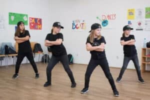 Vier Mädchen üben Choreo im Tanzcamp am Störitzsee