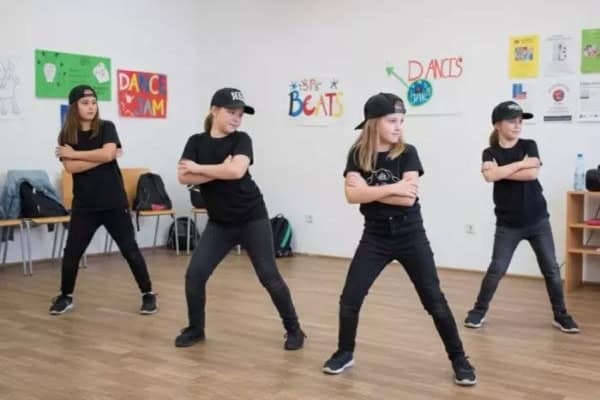 Vier Mädchen üben Choreo im Tanzcamp am Störitzsee