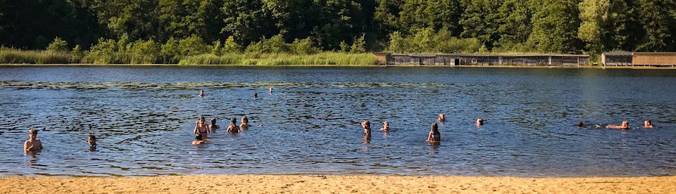 Kinder schwimmen in Boitzenburg im See