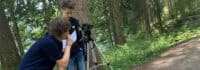 Jungs filmen im Wald
