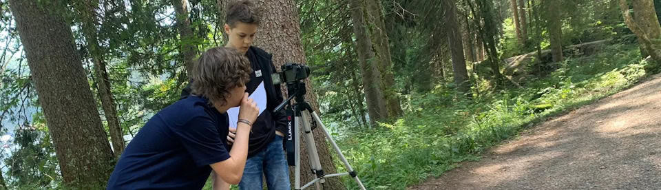 Jungs filmen im Wald
