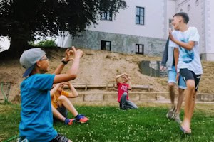 Kinder spielen vorm Schloss Boizenburg