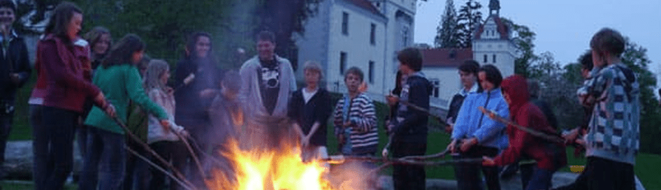 Lagerfeuer mit einer Kindergruppe