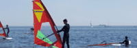 Junge steht auf Surfboard im Wasser