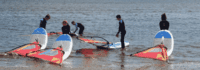 Kinder bringen Surfboards ins Wasser