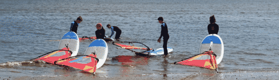 Kinder bringen Surfboards ins Wasser