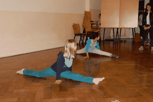 Zwei Mädchen im Spagat im Englisch und Tanz Camp Hattingen