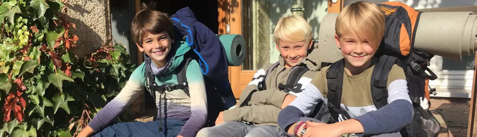 Jungs vor der Wanderung in den Wald