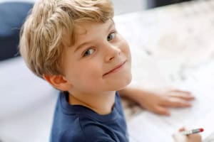 Junge beim Schreiben