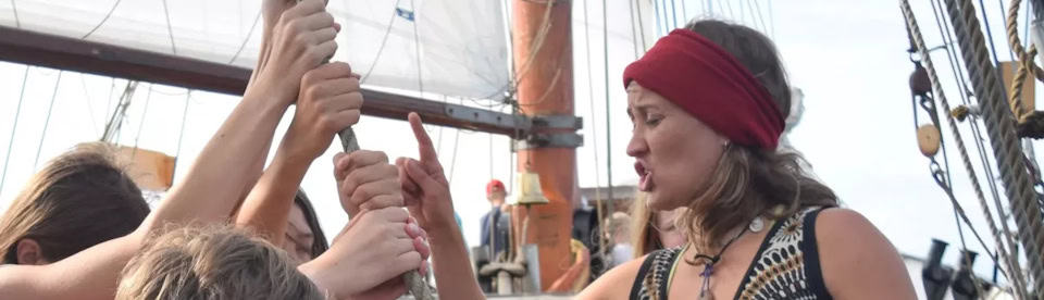 Gemeinsam das Segel setzen