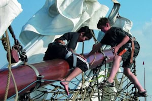 Jungs auf dem Segelmast