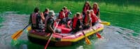 Schlauchboot mit Kindern