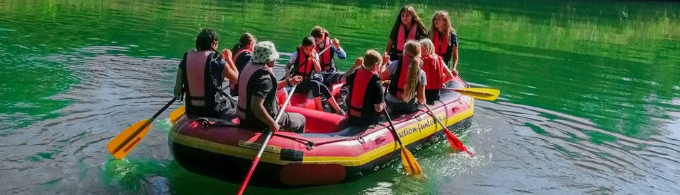 Schlauchboot mit Kindern