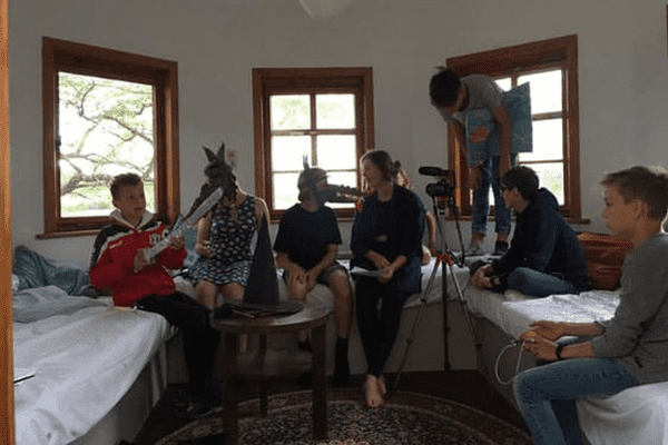 Jugendliche sitzen im Erker und Filmen