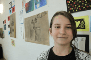 Mädchen vor ihren Kunstwerken