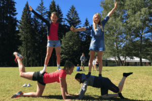 Vier Mädchen bauen eine Menschenpyramide
