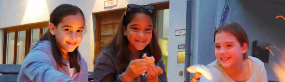 Kinder am Lagerfeuer in Annweiler