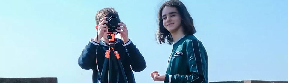 Zwei Kids beim drehen ihres Films