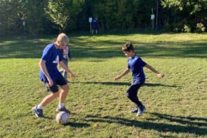 Kinder haben Spaß beim Fußball spielen