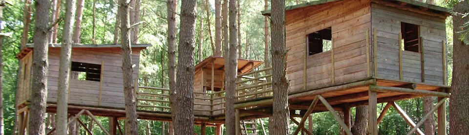 Baumhäuser im Camp in Wegscheide