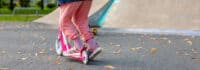Mädchen übt Tricks auf dem Scooter
