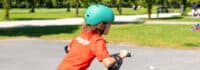 Junge fährt Scooter