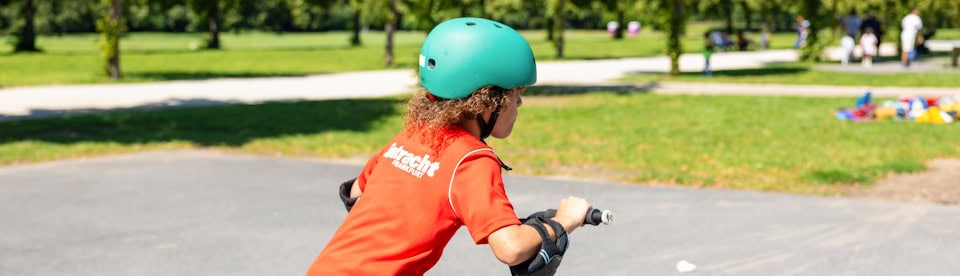 Junge fährt Scooter