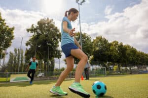 Mädchen spielt Fußball im Fußballcamp für Mädchen