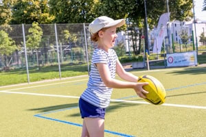 Ein Mädchen wirft einen Football
