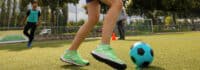 Ein Mädchen spielt Fußball