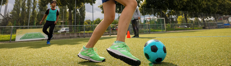 Ein Mädchen spielt Fußball