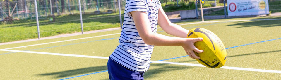 Ein Mädchen wirft einen Football