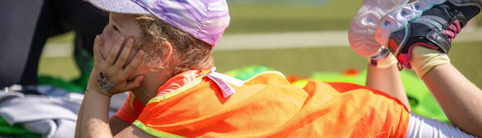 Mädchen liegt auf dem Boden und schaut zu