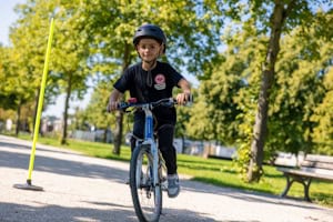 Junge am Fahrrad fahren 