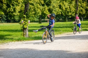 Ein Junge übt Tricks im Fahrradcamp