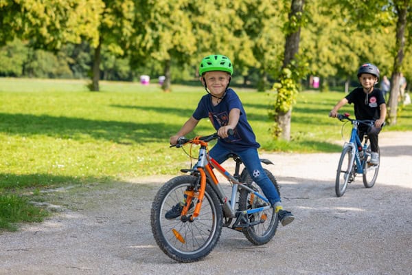 Junge beim Fahrrad fahren
